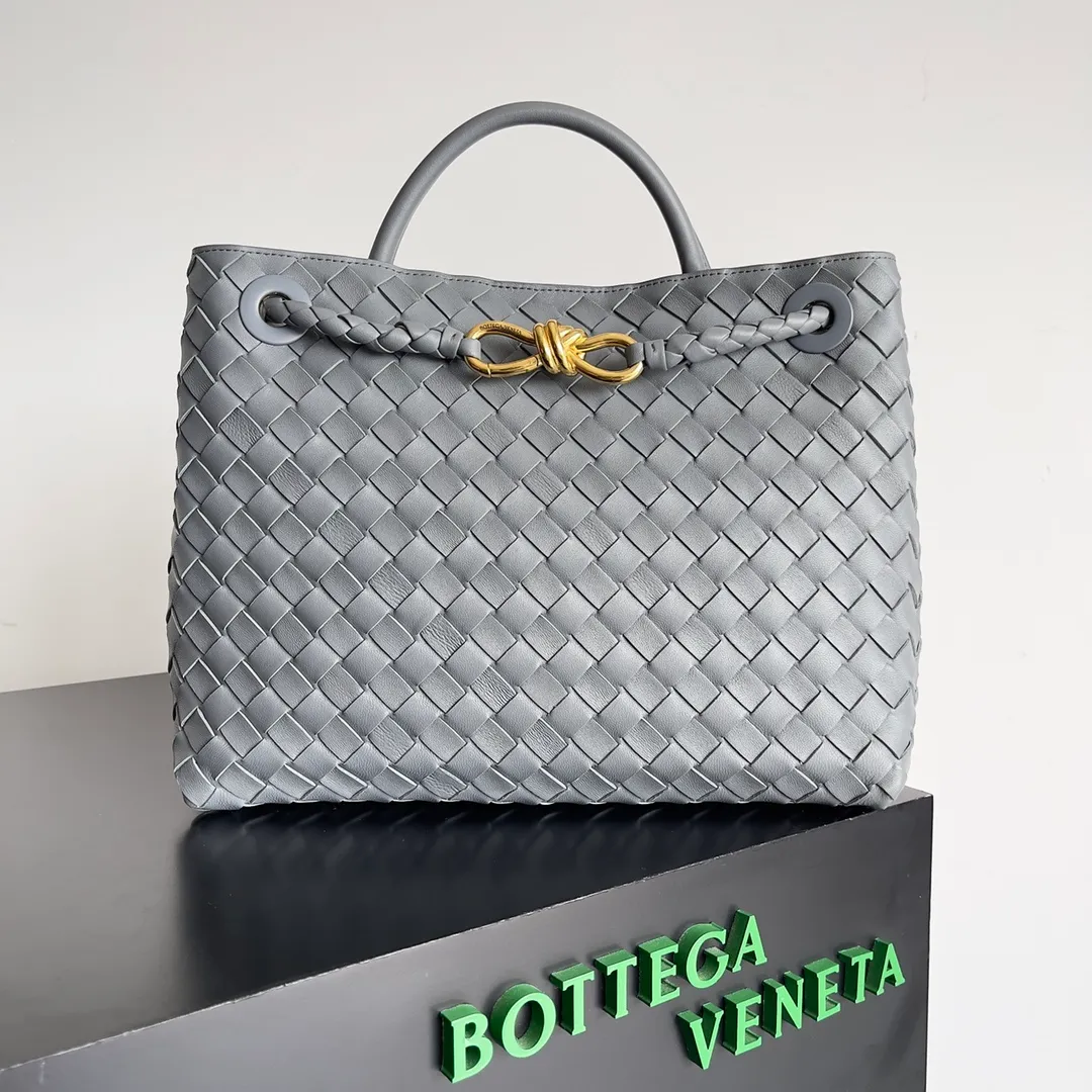 The 2023 new Andiamo batch of 2260 BV has been shipped‼ ️Really popular🔥The new Andiamo woven handbag launched by Bottega Veneta this season is really popular all over the world! ! Celebrities at home and abroad have worn it, and Oscar-winning actress Michelle Yeoh has taken it out on the street. Song Jia, Trai Yara, Yu Feihong, Sanji Ayaka, Rosie Hunting-Whiteley, Yoshioka Riho, etc. have all picked up this bag. It is classic and versatile, showing off its temperament, and the bag capacity is also large, which is very convenient for daily commuting! ! A variety of carrying methods, the shoulder straps can be adjusted by yourself, the original lambskin feels soft and delicate, and the unisex style breaks the gender boundaries and brings a more practical and long-lasting use experience. Andiamo, which has both elegant and casual styles, perfectly interprets the true appearance of "fashionable old money style". Style number: 743572 Size: 32*24*12
